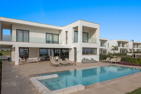 Property building, Patio, Day, Pool view, Swimming pool, sunbed