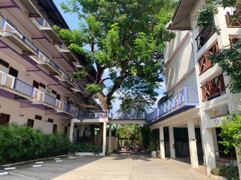 Property building, Patio, Balcony/Terrace