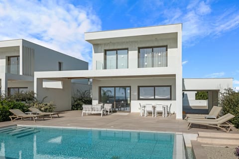 Property building, Patio, Day, Pool view, Swimming pool, sunbed