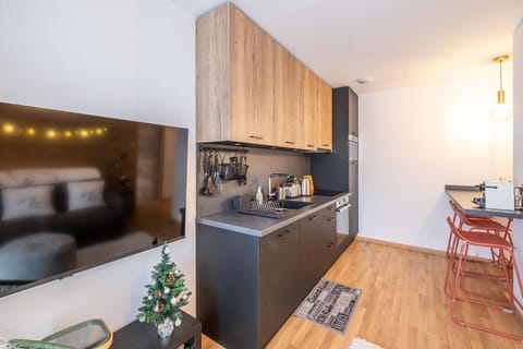 Kitchen or kitchenette, Dining area, stove