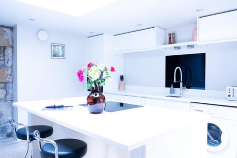 Kitchen or kitchenette, Seating area, Dining area