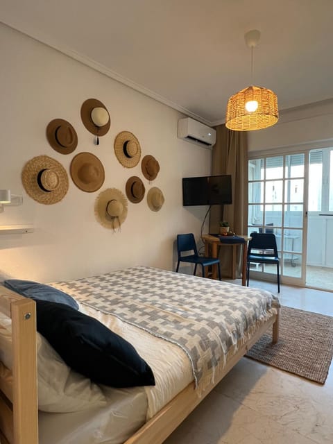 Bed, Seating area