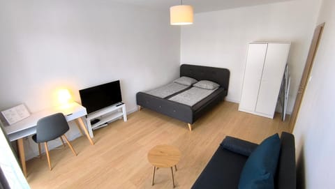 Bed, TV and multimedia, Living room, Photo of the whole room, Seating area, Bedroom, wardrobe