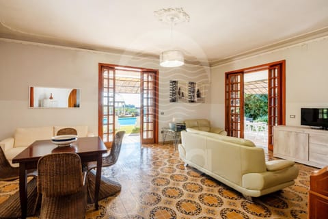 TV and multimedia, Living room, Dining area