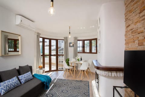 Beachside Apt: Remote Work, *Year-Round Pool* Apartment in Benalmadena