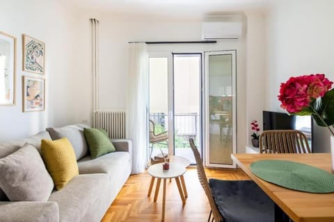 TV and multimedia, Living room, Seating area, air conditioner