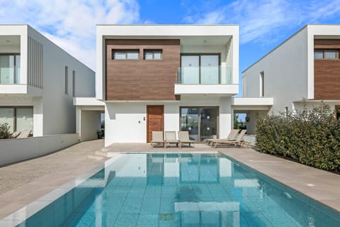 Property building, Patio, Day, Pool view, Swimming pool, sunbed