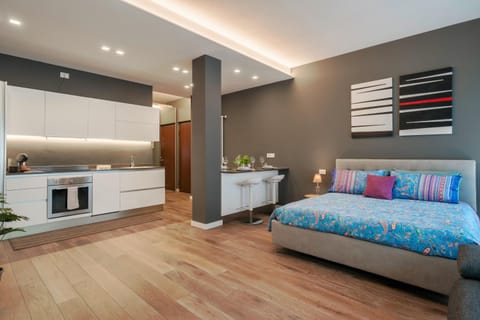 Bed, Kitchen or kitchenette, Seating area, Bedroom, oven, stove