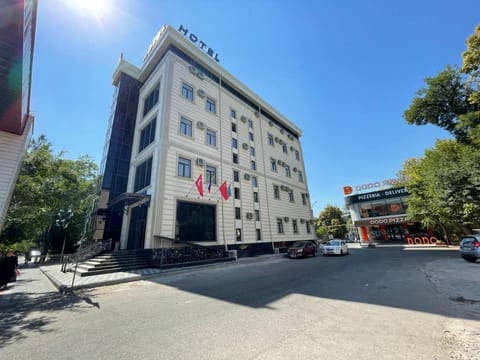 Property building, Day, Neighbourhood, Street view, Location, Parking