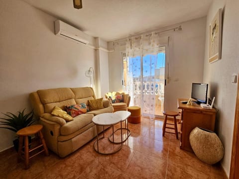 TV and multimedia, Living room, Seating area, air conditioner