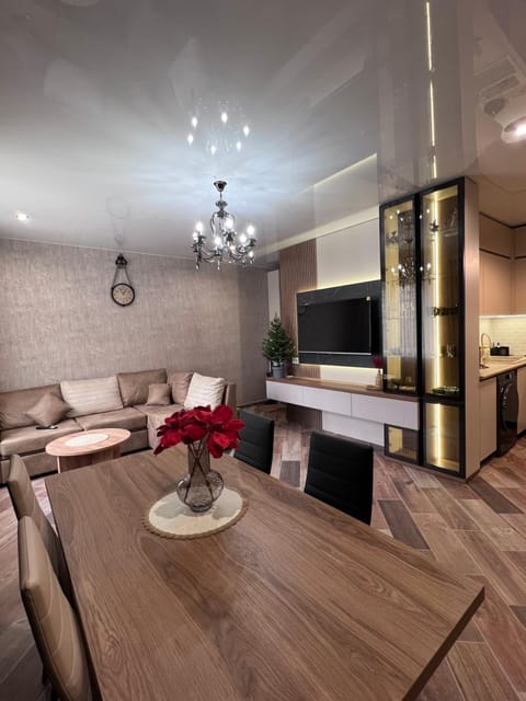 TV and multimedia, Kitchen or kitchenette, Living room, Seating area, Dining area