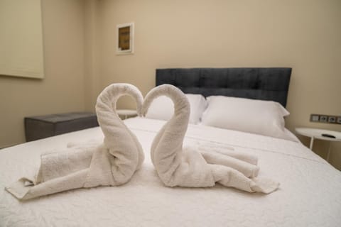 Bed, Bedroom, towels