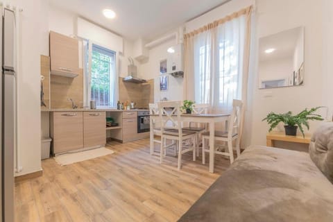 Kitchen or kitchenette, Living room, Seating area, Dining area, oven, stove