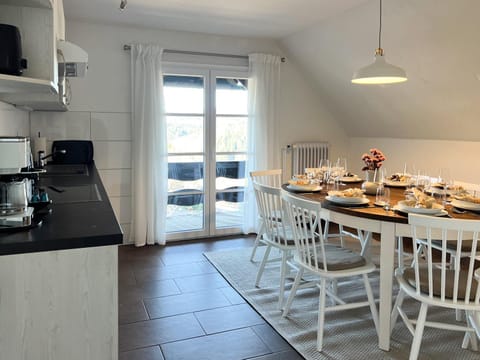 Coffee/tea facilities, Kitchen or kitchenette, Living room, Seating area, Dining area, Food, stove, toaster