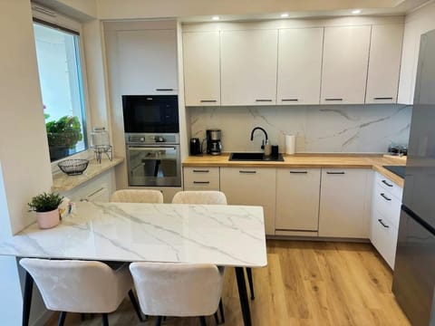 Coffee/tea facilities, Kitchen or kitchenette, Dining area, dishwasher, oven, stove