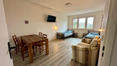 Bed, TV and multimedia, Photo of the whole room, Seating area, Bedroom