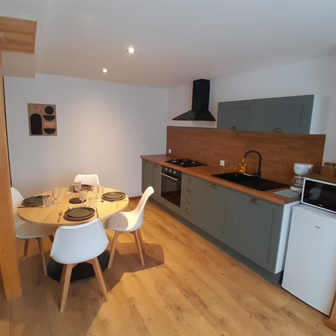 Coffee/tea facilities, Kitchen or kitchenette, Dining area, oven, stove, toaster