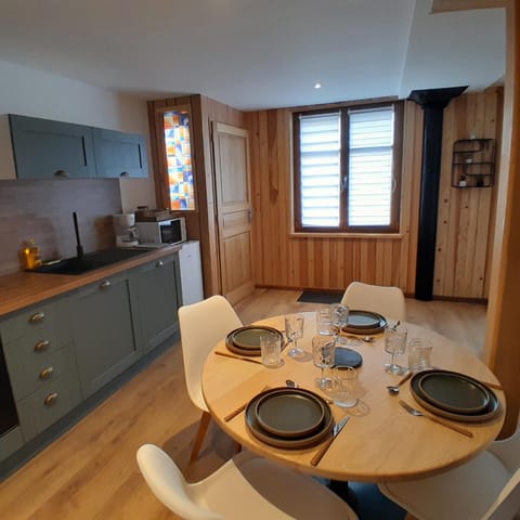 Kitchen or kitchenette, Dining area, stove