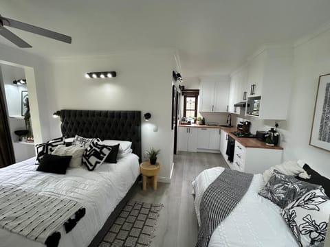 Bed, Kitchen or kitchenette, Photo of the whole room, Bedroom