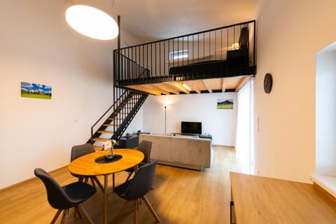 TV and multimedia, Living room, Seating area, hair dresser