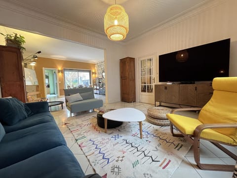 Communal lounge/ TV room, TV and multimedia, Living room, Seating area