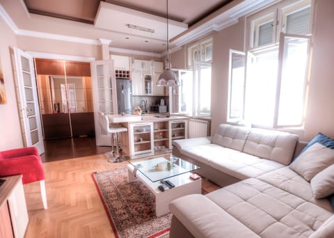 Patio, TV and multimedia, Kitchen or kitchenette, Living room, Seating area, Dining area