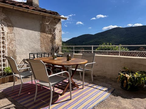 Balcony/Terrace, Dining area, Mountain view