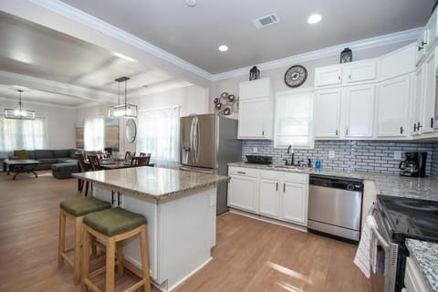 Luxe 6BR Escape Sleeps 24, Private Parking only 5min to Mid&Dtwn ATL House in Atlanta