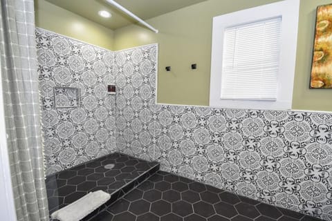 Luxe 6BR Escape Sleeps 24, Private Parking only 5min to Mid&Dtwn ATL House in Atlanta