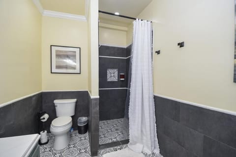 Luxe 6BR Escape Sleeps 24, Private Parking only 5min to Mid&Dtwn ATL House in Atlanta