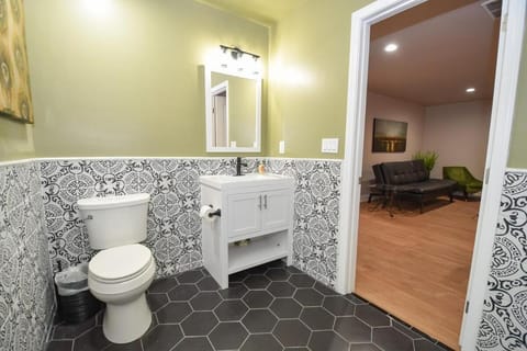Luxe 6BR Escape Sleeps 24, Private Parking only 5min to Mid&Dtwn ATL House in Atlanta