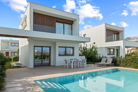 Property building, Patio, Day, Pool view, Swimming pool, sunbed