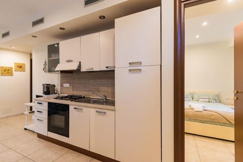 Bed, Kitchen or kitchenette, Bedroom, oven, stove