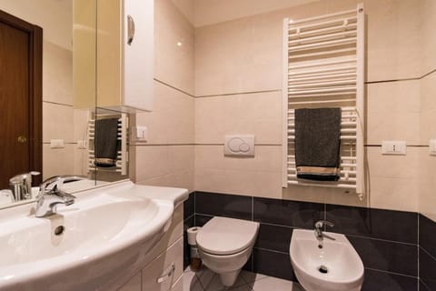 Shower, Toilet, Bathroom, bidet, towels