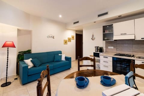 Kitchen or kitchenette, Living room, Seating area, Dining area, stove