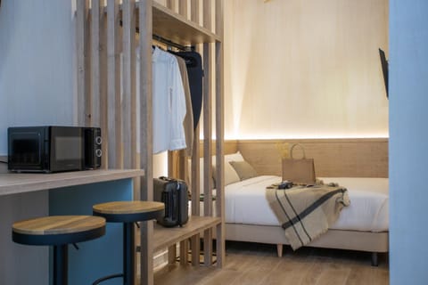 Bed, TV and multimedia, Bedroom