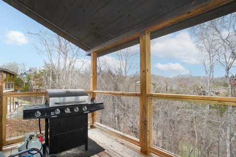 Peaky Woods Cabin Hot Tub Game Room MTN Views Cabin in Sevierville