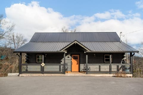 Peaky Woods Cabin Hot Tub Game Room MTN Views Cabin in Sevierville