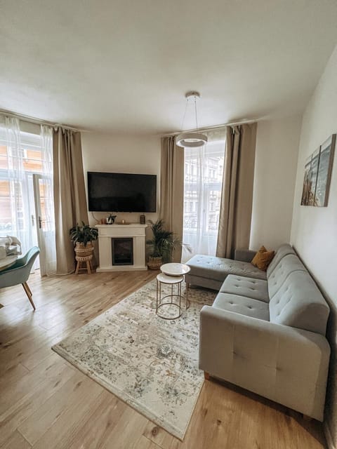 Communal lounge/ TV room, TV and multimedia, Living room, Seating area, Evening entertainment