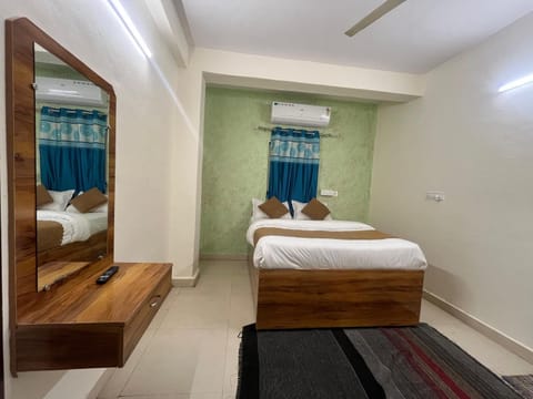Photo of the whole room, Bedroom, towels, wardrobe