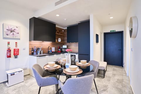 Coffee/tea facilities, Kitchen or kitchenette, Seating area, Dining area, stove