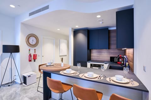 Coffee/tea facilities, Kitchen or kitchenette, Seating area, Dining area