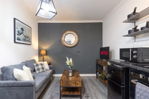 Communal lounge/ TV room, TV and multimedia, Living room, Seating area, Evening entertainment