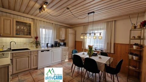 Kitchen or kitchenette, Dining area, dishwasher
