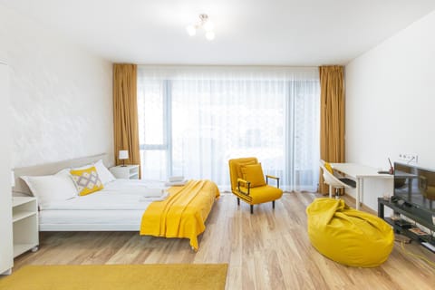 Bed, TV and multimedia, Living room, Photo of the whole room, Seating area, Bedroom