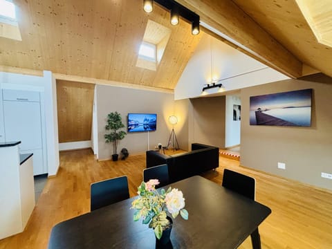 TV and multimedia, Kitchen or kitchenette, Living room, Seating area, Dining area