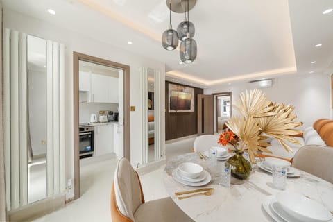 Kitchen or kitchenette, Living room, Seating area, Dining area