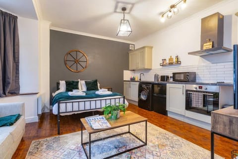 Bed, Kitchen or kitchenette, Living room, Photo of the whole room, Seating area, Bedroom, oven, stove, toaster