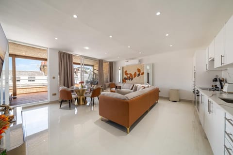 Kitchen or kitchenette, Living room, Photo of the whole room, Dining area, stove