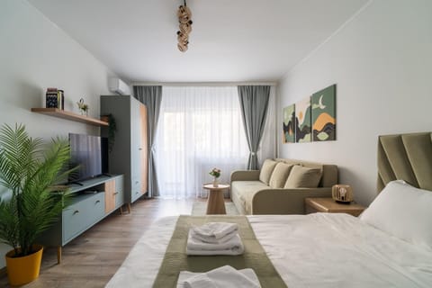 Communal lounge/ TV room, Bed, TV and multimedia, Living room, Photo of the whole room, Seating area, Evening entertainment, Bedroom, towels